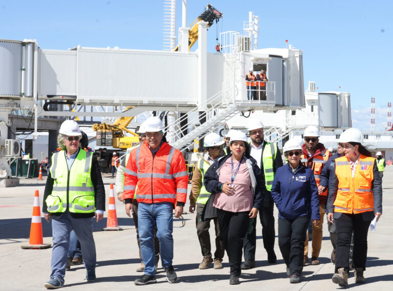 La ministra de Obras Públicas de Chile visita las obras de ampliación del Aeropuerto de Balmaceda