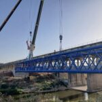 Lanzamiento de la pasarela metálica del carril bici Ribera del Guadaíra