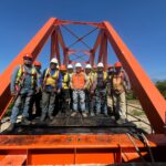 Mira cómo se monta la vía en un puente metálico